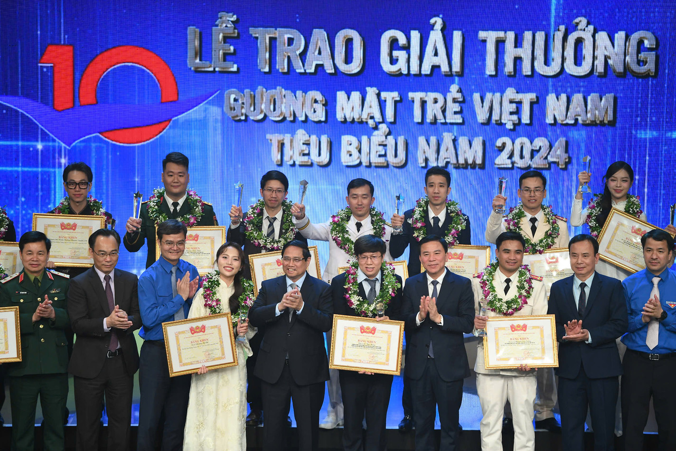 Đồng chí Phạm Minh Chính - Uỷ viên Bộ Chính trị, Thủ tướng Chính phủ nước Cộng hoà Xã hội Chủ nghĩa Việt Nam, với các Gương mặt trẻ Việt Nam tiêu biểu và triển vọng năm 2024. Đồng chí Phạm Minh Chính - Uỷ viên Bộ Chính trị, Thủ tướng Chính phủ nước Cộng hoà Xã hội Chủ nghĩa Việt Nam, với các Gương mặt trẻ Việt Nam tiêu biểu và triển vọng năm 2024.