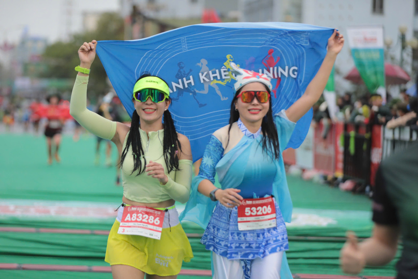 Tinh thần 'vượt nắng thắng mưa' trên đường chạy Tiền Phong Marathon ảnh 112 Tinh thần 'vượt nắng thắng mưa' trên đường chạy Tiền Phong Marathon ảnh 112