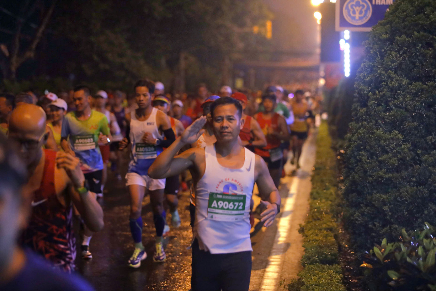 Tinh thần 'vượt nắng thắng mưa' trên đường chạy Tiền Phong Marathon ảnh 37 Tinh thần 'vượt nắng thắng mưa' trên đường chạy Tiền Phong Marathon ảnh 37
