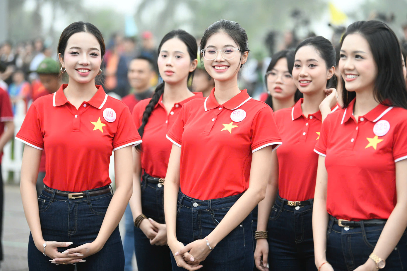 Các thí sinh cuộc thi Hoa hậu Việt Nam năm 2024 dự Lễ Thượng cờ.