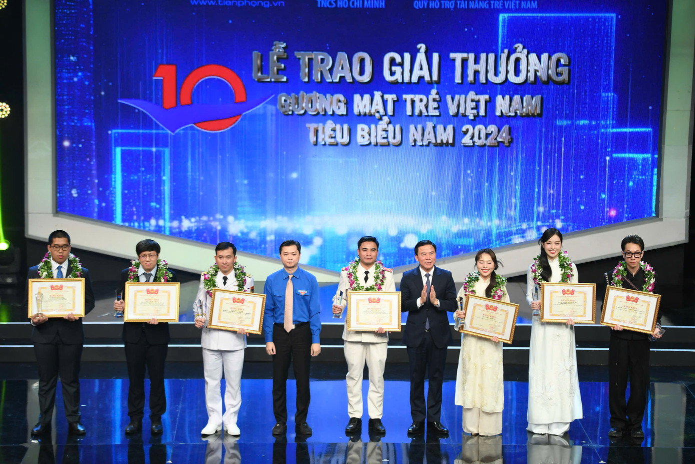 Đồng chí Đỗ Trọng Hưng - Ủy viên Ban Chấp hành Trung ương Đảng, Phó Trưởng Ban Tổ chức Trung ương, và đồng chí Nguyễn Minh Triết - Bí thư Ban Chấp hành Trung ương Đoàn, Chủ tịch Trung ương Hội sinh viên Việt Nam, Phó Chủ tịch thường trực Hội đồng Giải thưởng, trao giải thưởng Gương mặt trẻ Việt Nam triển vọng năm 2024. Đồng chí Đỗ Trọng Hưng - Ủy viên Ban Chấp hành Trung ương Đảng, Phó Trưởng Ban Tổ chức Trung ương, và đồng chí Nguyễn Minh Triết - Bí thư Ban Chấp hành Trung ương Đoàn, Chủ tịch Trung ương Hội sinh viên Việt Nam, Phó Chủ tịch thường trực Hội đồng Giải thưởng, trao giải thưởng Gương mặt trẻ Việt Nam triển vọng năm 2024.