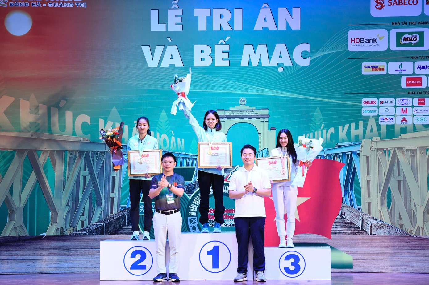 Tinh thần 'vượt nắng thắng mưa' trên đường chạy Tiền Phong Marathon ảnh 145 Tinh thần 'vượt nắng thắng mưa' trên đường chạy Tiền Phong Marathon ảnh 145