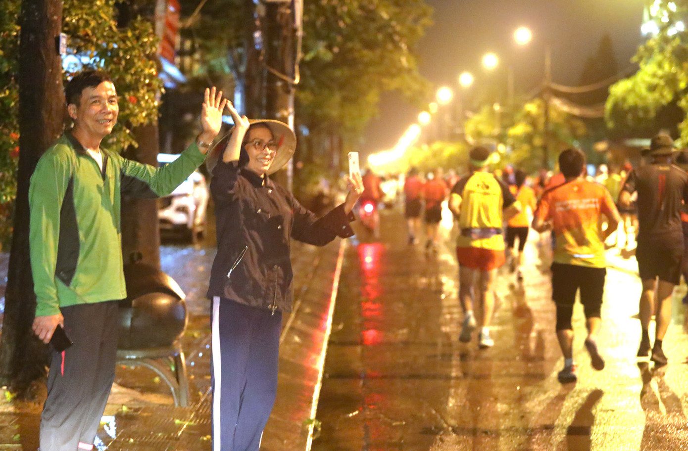 Tinh thần 'vượt nắng thắng mưa' trên đường chạy Tiền Phong Marathon ảnh 42 Tinh thần 'vượt nắng thắng mưa' trên đường chạy Tiền Phong Marathon ảnh 42