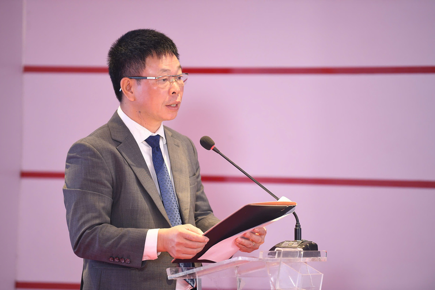 Cuộc thi Hoa hậu Việt Nam năm 2024 với chủ đề “Rạng rỡ Việt Nam” được khởi động vào ngày 26/12/2024. Ngày 9/3, Vòng Sơ khảo khu vực phía Nam được tổ chức tại quận 1, TPHCM. Nhà báo Phùng Công Sưởng - Tổng biên tập báo Tiền Phong, Trưởng Ban tổ chức Hoa hậu Việt Nam 2024 - cho biết BTC cam kết làm việc nghiêm túc và công tâm nhất, để tạo ra môi trường cạnh tranh công bằng, chuyên nghiệp và an toàn cho tất cả thí sinh.