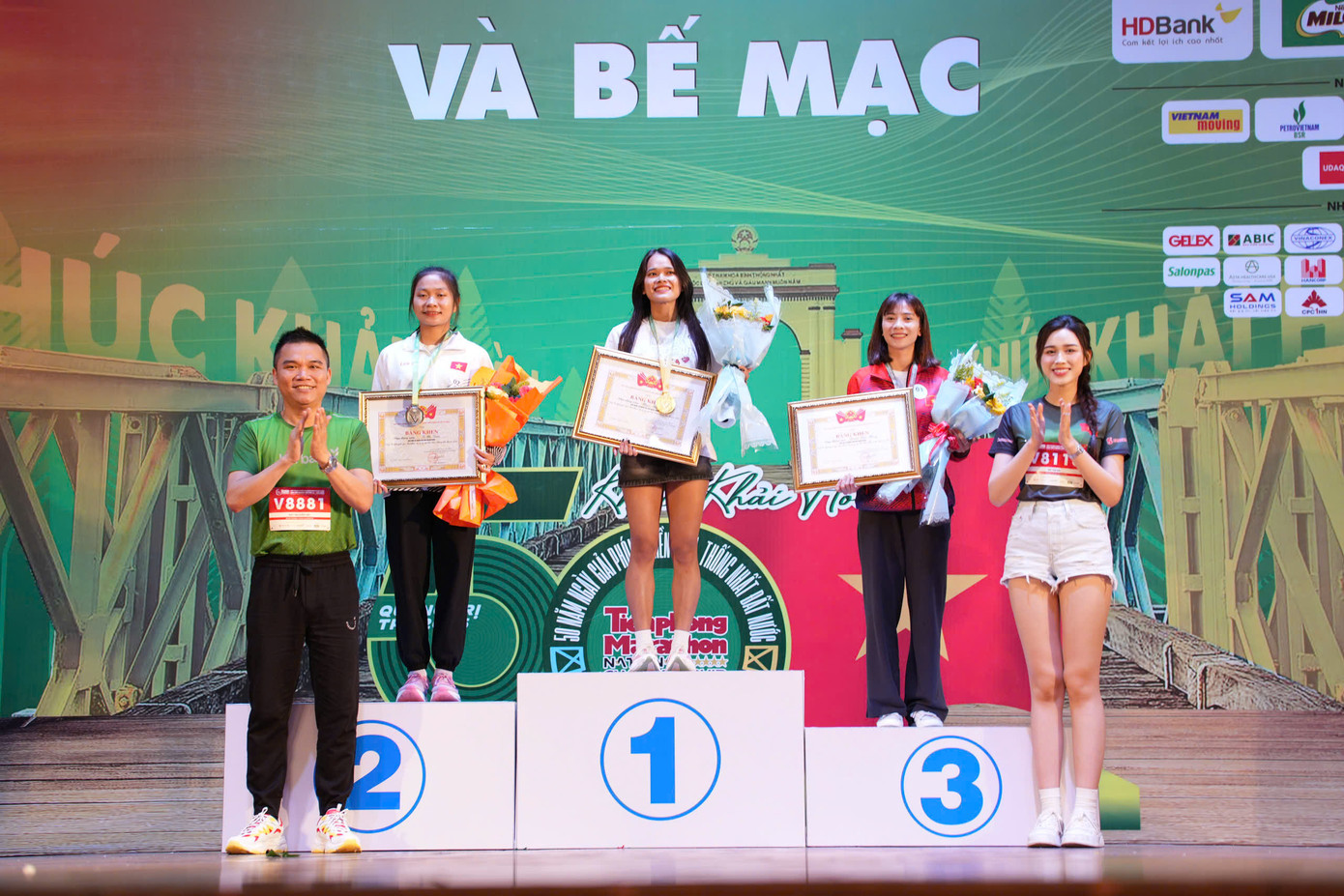 Tinh thần 'vượt nắng thắng mưa' trên đường chạy Tiền Phong Marathon ảnh 146 Tinh thần 'vượt nắng thắng mưa' trên đường chạy Tiền Phong Marathon ảnh 146