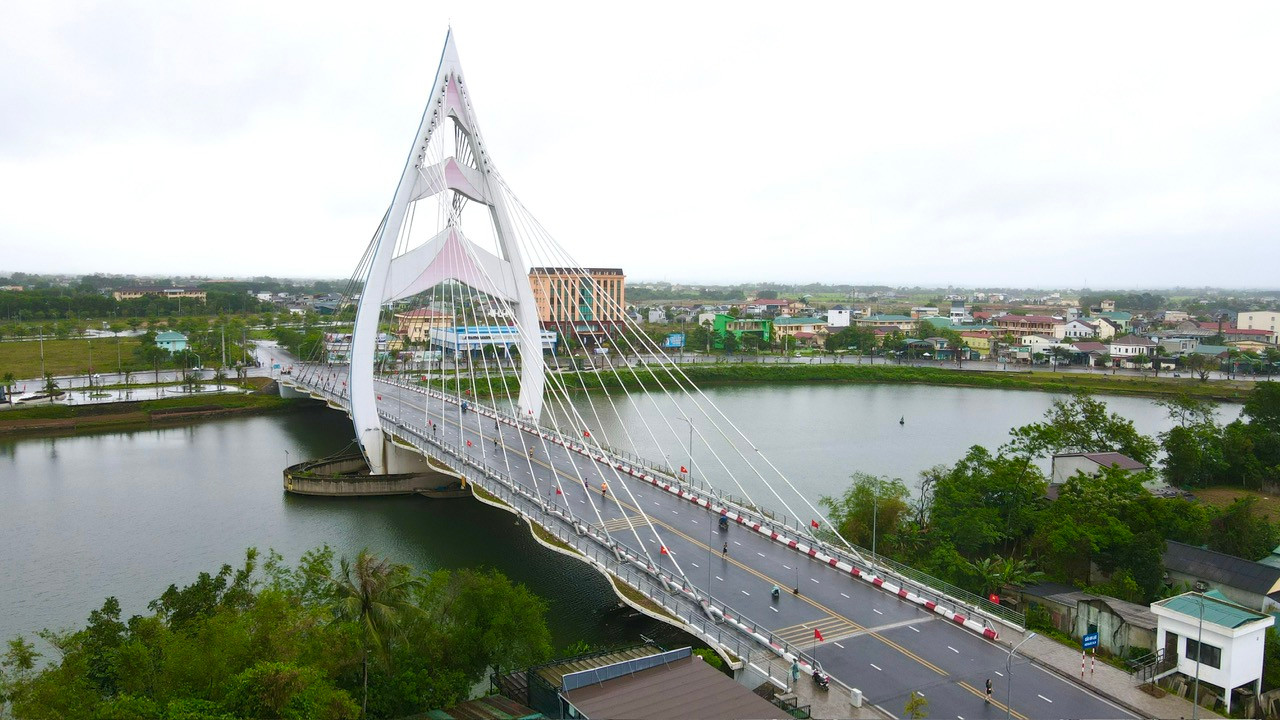 Tinh thần 'vượt nắng thắng mưa' trên đường chạy Tiền Phong Marathon ảnh 126 Tinh thần 'vượt nắng thắng mưa' trên đường chạy Tiền Phong Marathon ảnh 126