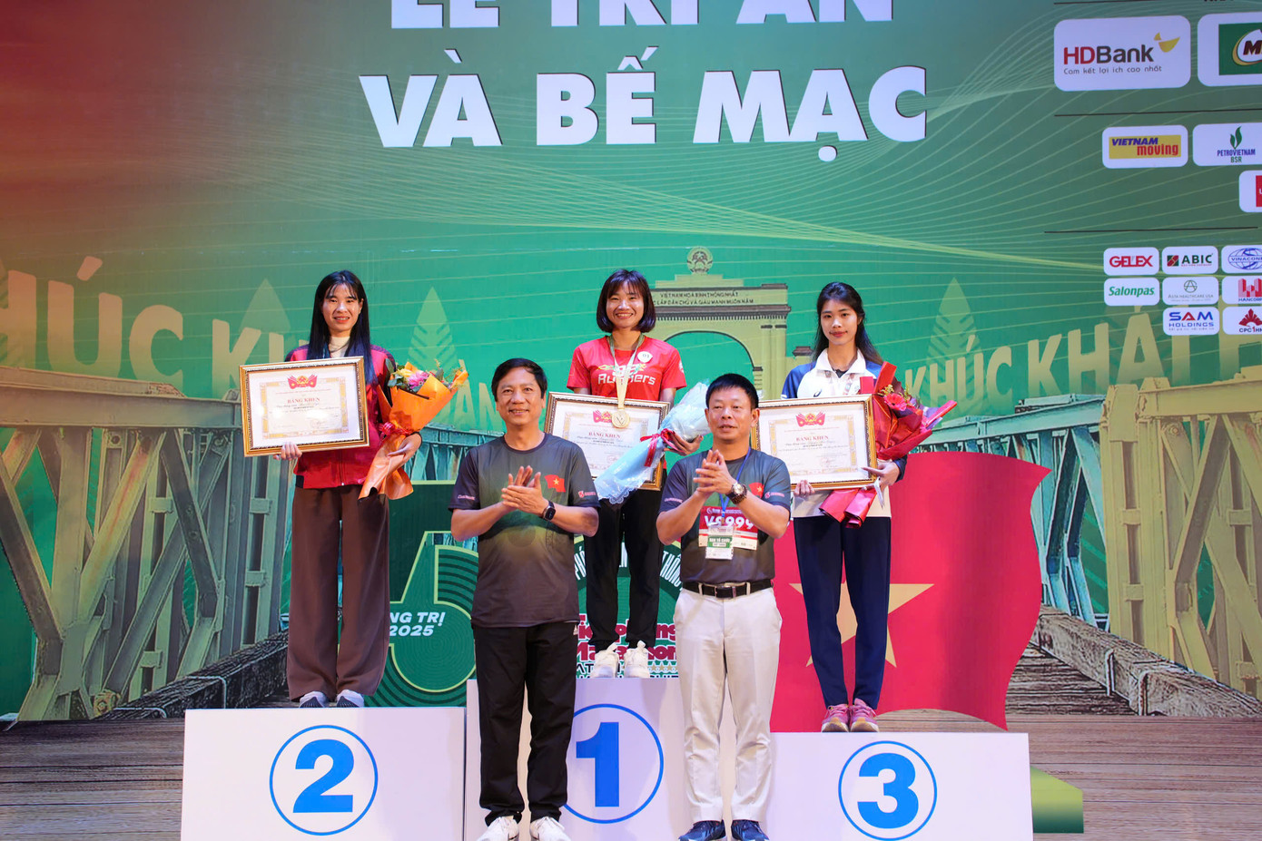 Tinh thần 'vượt nắng thắng mưa' trên đường chạy Tiền Phong Marathon ảnh 148 Tinh thần 'vượt nắng thắng mưa' trên đường chạy Tiền Phong Marathon ảnh 148