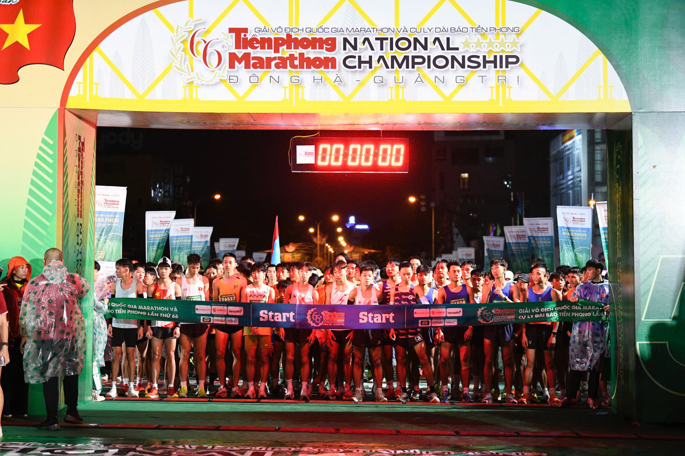 Tinh thần 'vượt nắng thắng mưa' trên đường chạy Tiền Phong Marathon ảnh 24 Tinh thần 'vượt nắng thắng mưa' trên đường chạy Tiền Phong Marathon ảnh 24