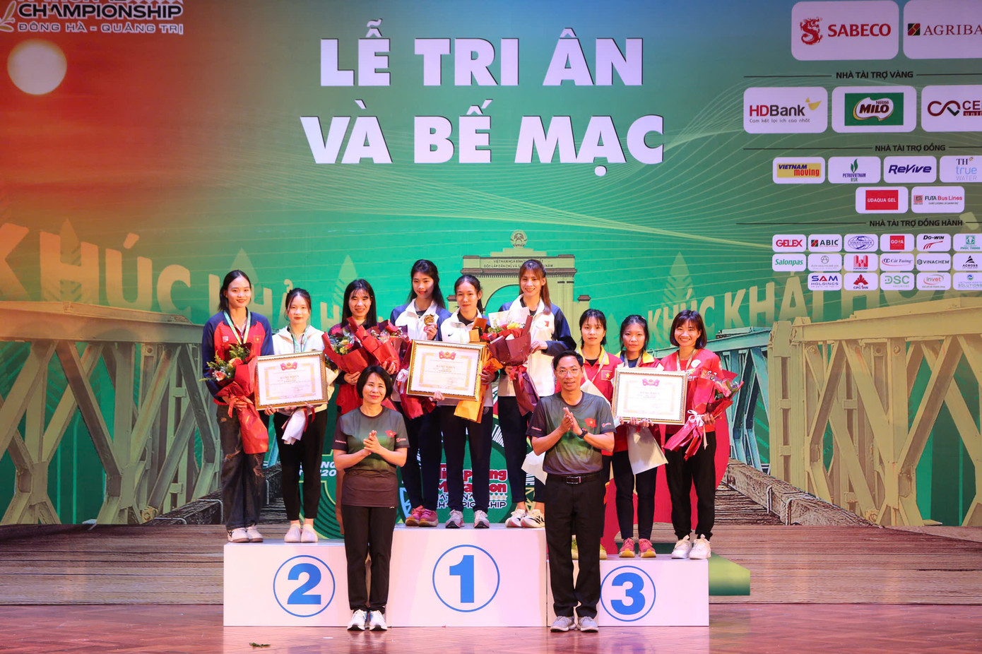 Tinh thần 'vượt nắng thắng mưa' trên đường chạy Tiền Phong Marathon ảnh 149 Tinh thần 'vượt nắng thắng mưa' trên đường chạy Tiền Phong Marathon ảnh 149