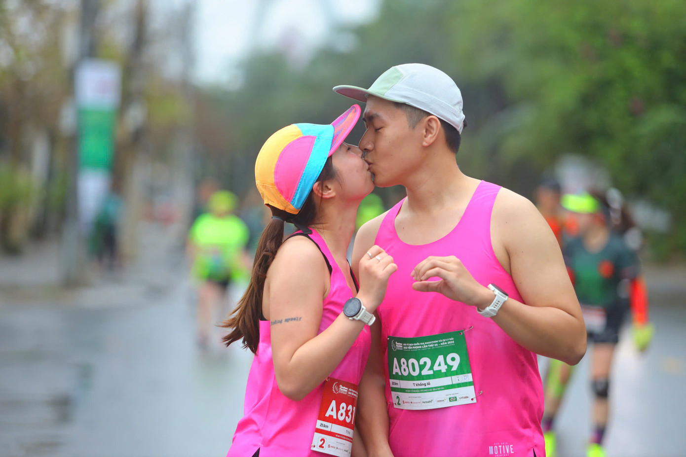 Tinh thần 'vượt nắng thắng mưa' trên đường chạy Tiền Phong Marathon ảnh 109 Tinh thần 'vượt nắng thắng mưa' trên đường chạy Tiền Phong Marathon ảnh 109