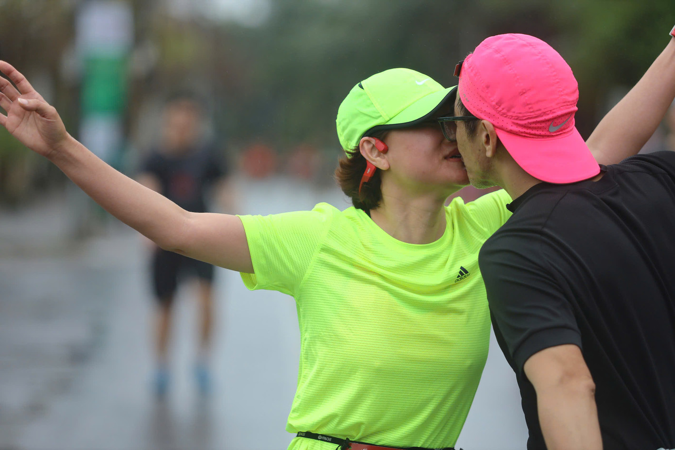 Tinh thần 'vượt nắng thắng mưa' trên đường chạy Tiền Phong Marathon ảnh 110 Tinh thần 'vượt nắng thắng mưa' trên đường chạy Tiền Phong Marathon ảnh 110