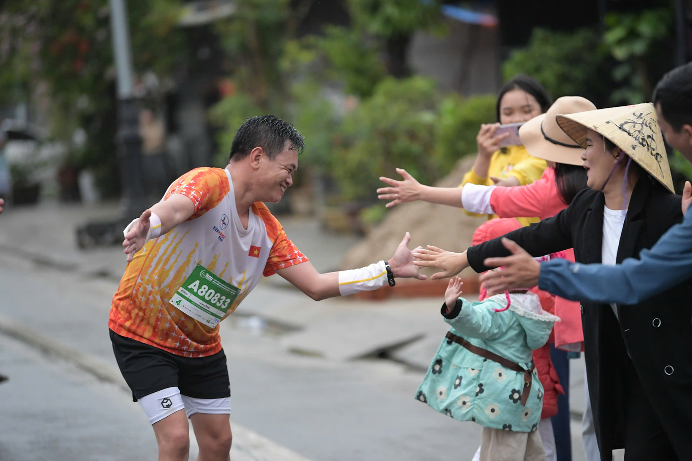 Tinh thần 'vượt nắng thắng mưa' trên đường chạy Tiền Phong Marathon ảnh 92 Tinh thần 'vượt nắng thắng mưa' trên đường chạy Tiền Phong Marathon ảnh 92