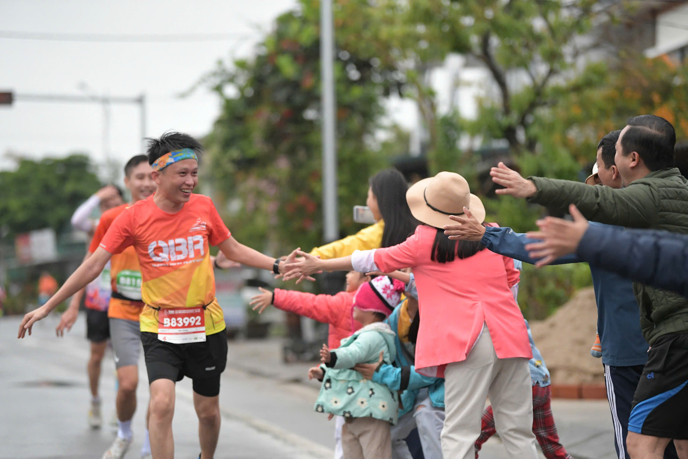 Tinh thần 'vượt nắng thắng mưa' trên đường chạy Tiền Phong Marathon ảnh 90 Tinh thần 'vượt nắng thắng mưa' trên đường chạy Tiền Phong Marathon ảnh 90