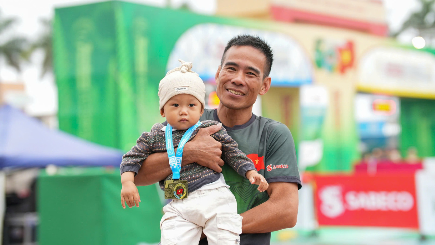 Tinh thần 'vượt nắng thắng mưa' trên đường chạy Tiền Phong Marathon ảnh 137 Tinh thần 'vượt nắng thắng mưa' trên đường chạy Tiền Phong Marathon ảnh 137