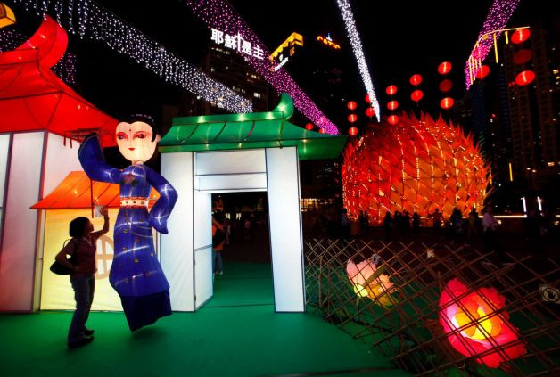 Đường phố và các trung tâm vui chơi ở Hồng Kông, Trung Quốc tràn đầy ánh đèn mừng đêm Trung Thu