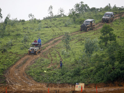 Xe tham dự thi phải thể hiện khả năng thích nghi với mọi địa hình khắc nghiệt: Đầm lầy, vượt sông, vượt chướng ngại vật, đi rừng…