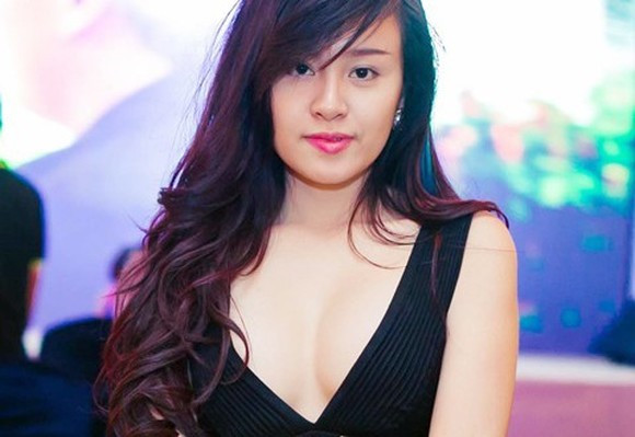 Lê Thị Thanh Huyền được biết đến với biệt danh Bà Tưng cùng với những hình ảnh và clip 'gợi cảm' ngập tràn trên mạng