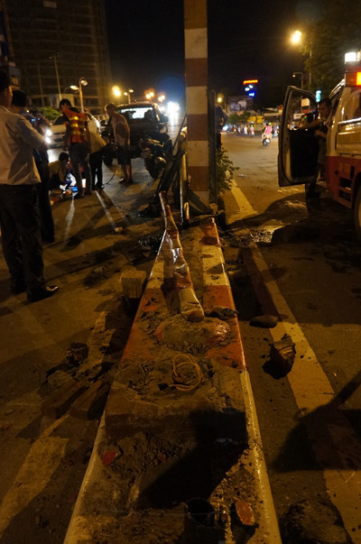 Toàn bộ thành và đèn tín hiệu tan nát sau vụ tai nạn