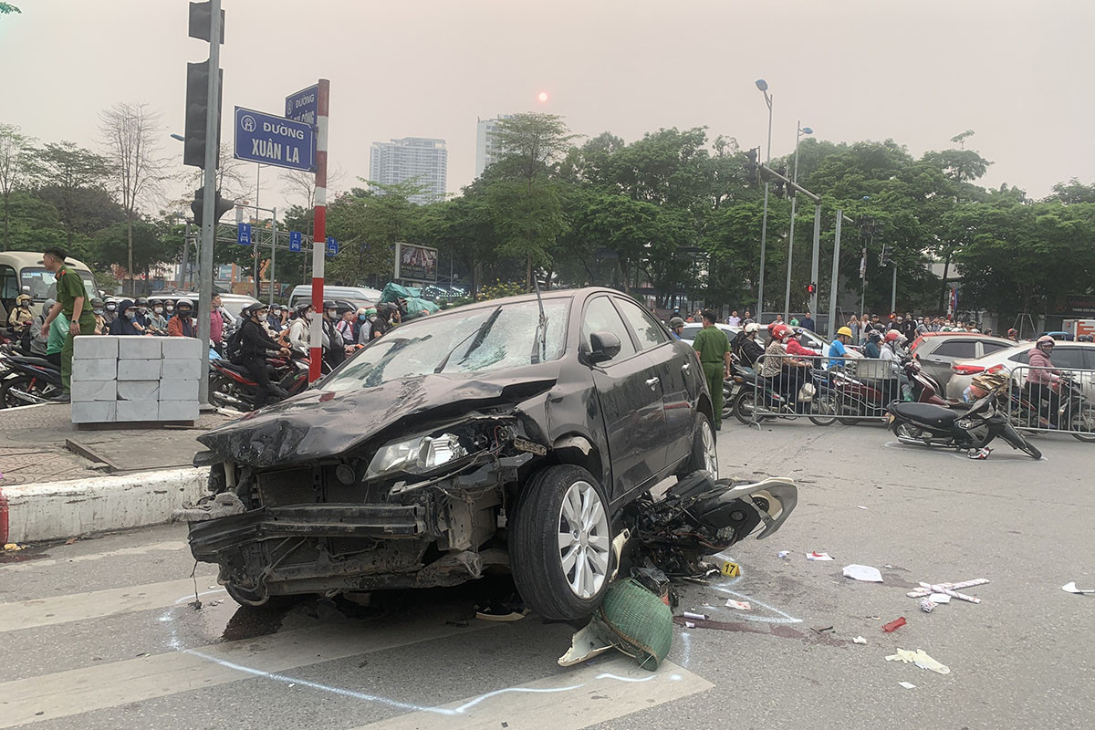 Hiện trường vụ chiếc xe KIA Forte mất kiểm soát gây ra tai nạn liên hoàn tại nút giao Võ Chí Công - Xuân La.