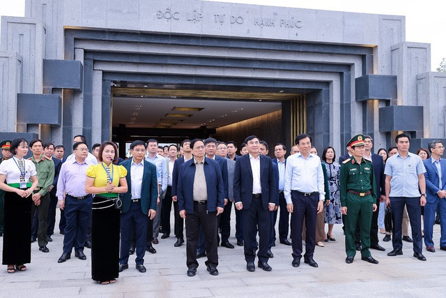 Thủ tướng và đoàn công tác nghe giới thiệu về Đền thờ liệt sĩ tại Chiến trường Điện Biên Phủ - Ảnh: VGP/Nhật Bắc Thủ tướng và đoàn công tác nghe giới thiệu về Đền thờ liệt sĩ tại Chiến trường Điện Biên Phủ - Ảnh: VGP/Nhật Bắc