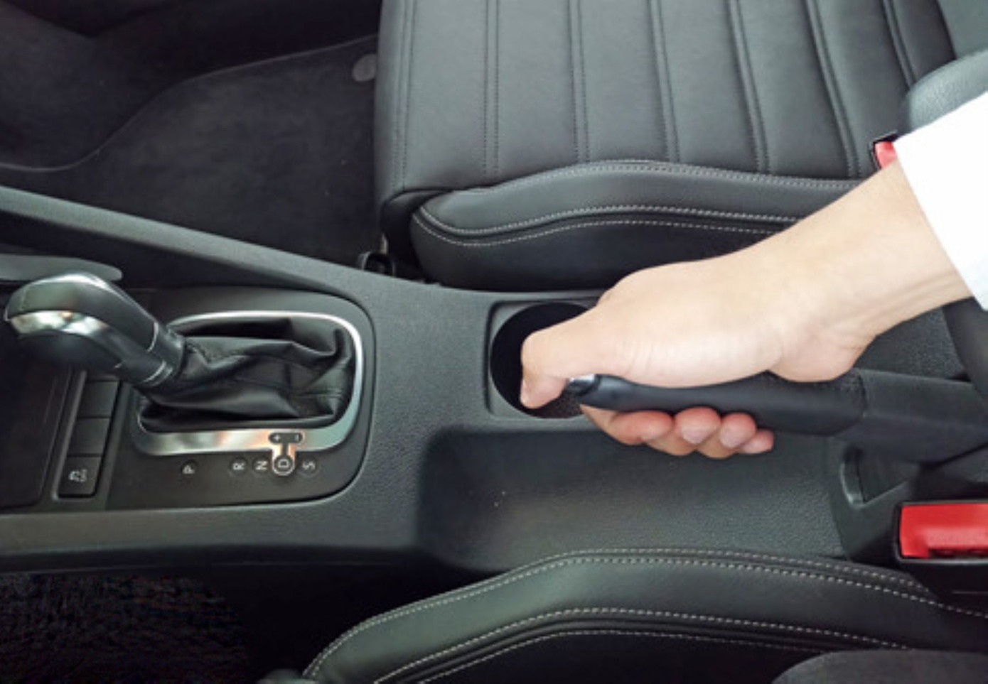 Lực hãm của phanh tay chỉ tập trung vào bánh sau nên sẽ không thể hiệu quả như phanh chân.