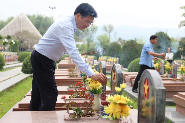 Bộ trưởng, Chủ nhiệm Văn phòng Chính phủ Trần Văn Sơn thắp hương phần mộ Liệt sĩ Đồi A1. Ảnh VGP/Nhật Bắc Bộ trưởng, Chủ nhiệm Văn phòng Chính phủ Trần Văn Sơn thắp hương phần mộ Liệt sĩ Đồi A1. Ảnh VGP/Nhật Bắc
