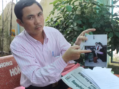 Ông Thương đưa ra tấm ảnh tố cáo ông Phó Bí thư thị trấn Dương Đông đang uống bia ôm