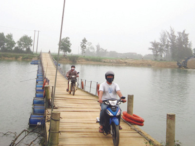 Toàn cảnh cầu phao Huỳnh Xá Hạ. Ảnh: H.T. Toàn cảnh cầu phao Huỳnh Xá Hạ Ảnh: H.T