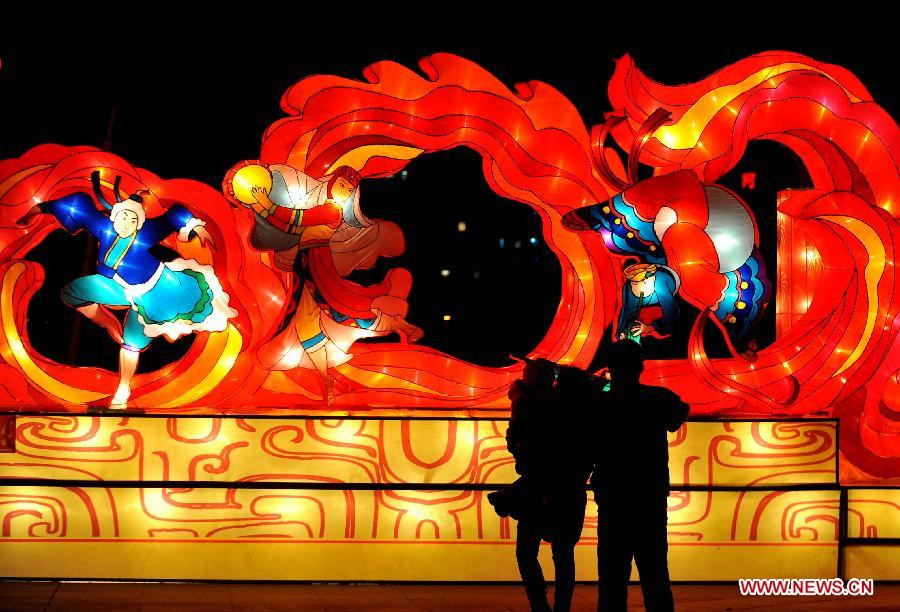 Người dân phía bắc Trung Quốc bên nhưng chiếc đèn lồng hình rồng khổng lồ đón năm mới Nhâm Thìn 2012. Ảnh: Xinhua