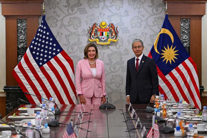 Chủ tịch Hạ viện Mỹ Nancy Pelosi hội đàm với Chủ tịch Hạ viện Malaysia Azhar Azizan Harun trước khi thăm Đài Loan (Trung Quốc) tối 2/8. Ảnh: Reuters.