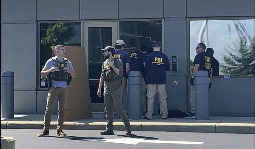 Quan chức, đặc vụ FBI tập trung bên ngoài Văn phòng FBI ở thành phố Cincinnati, bang Ohio ngày 11/8. Một người đàn ông mặc áo giáp, mang theo súng cố gắng xâm phạm khu vực kiểm tra an ninh tại văn phòng. Ảnh: FOX9. Quan chức, đặc vụ FBI tập trung bên ngoài Văn phòng FBI ở thành phố Cincinnati, bang Ohio ngày 11/8. Một người đàn ông mặc áo giáp, mang theo súng cố gắng xâm phạm khu vực kiểm tra an ninh tại văn phòng. Ảnh: FOX9.