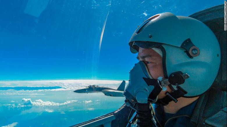 Một phi công của Không quân Trung Quốc thực hiện các bài tập chiến đấu xung quanh Đài Loan (Trung Quốc) ngày 7/8. Ảnh: Xinhua.