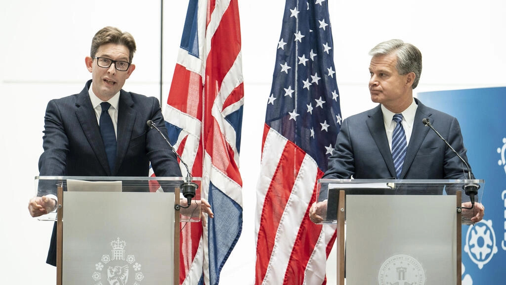 Tổng giám đốc MI5 Ken McCallum (trái) và Giám đốc FBI Christopher Wray cảnh báo rằng Trung Quốc sử dụng những người không kết nối trực tiếp với các dịch vụ tình báo của họ để nhắm mục tiêu vào các công ty. Ảnh: AP. Tổng giám đốc MI5 Ken McCallum (trái) và Giám đốc FBI Christopher Wray cảnh báo rằng Trung Quốc sử dụng những người không kết nối trực tiếp với các dịch vụ tình báo của họ để nhắm mục tiêu vào các công ty. Ảnh: AP.