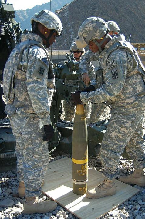 Lính pháo binh Mỹ chuẩn bị đạn M982 Excalibur để bắn ở Afghanistan năm 2008. Ảnh: US Army.