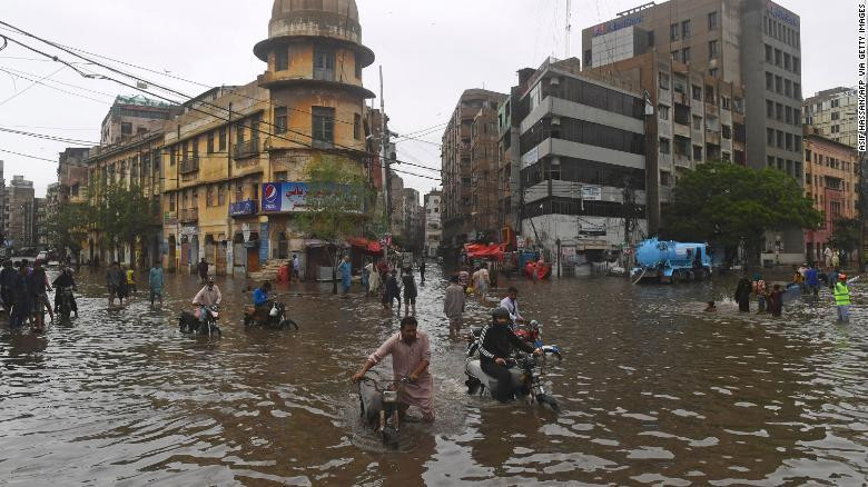 Mưa lớn gây ngập sâu ở thành phố Karachi của Pakistan hôm 25/7. Ảnh: Getty Images.