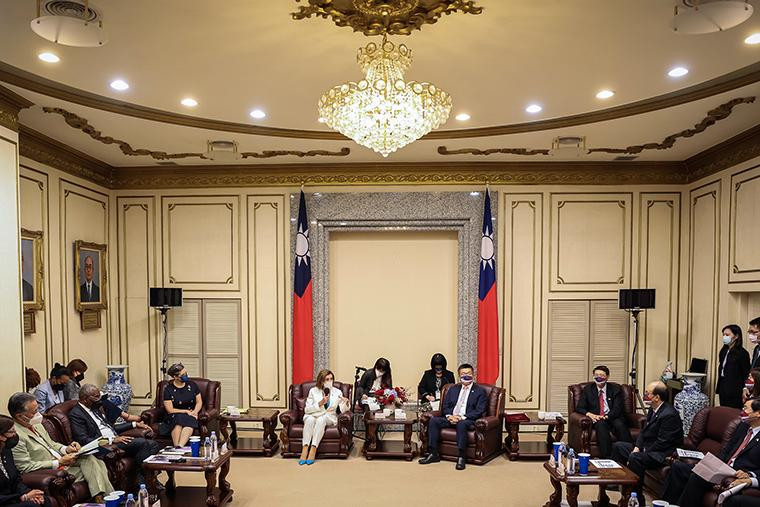 Chủ tịch Hạ viện Mỹ Nancy Pelosi gặp Phó viện trưởng Viện Lập pháp Đài Loan Thái Kỳ Xương ở Đài Bắc sáng 3/8. Ảnh: CNA.