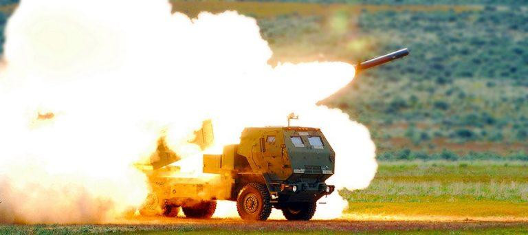 Hệ thống HIMARS khai hoả. Ảnh: Lockheed Martin.