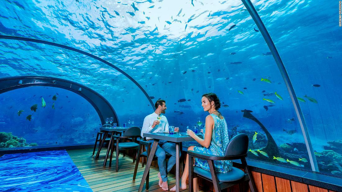 Nhà hàng 5.8 ở Maldives là nhà hàng dưới đáy biển lớn nhất thế giới. Thực đơn trị giá 200 USD đi kèm khung cảnh rạn san hô tuyệt đẹp. Nguồn: CNN. Nhà hàng 5.8 ở Maldives là nhà hàng dưới đáy biển lớn nhất thế giới. Thực đơn trị giá 200 USD đi kèm khung cảnh rạn san hô tuyệt đẹp. Nguồn: CNN.