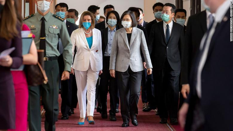 Chủ tịch Hạ viện Mỹ Nancy Pelosi và nhà lãnh đạo Đài Loan Thái Anh Văn ngày 3/8 ở Đài Bắc. Ảnh: Getty Images.