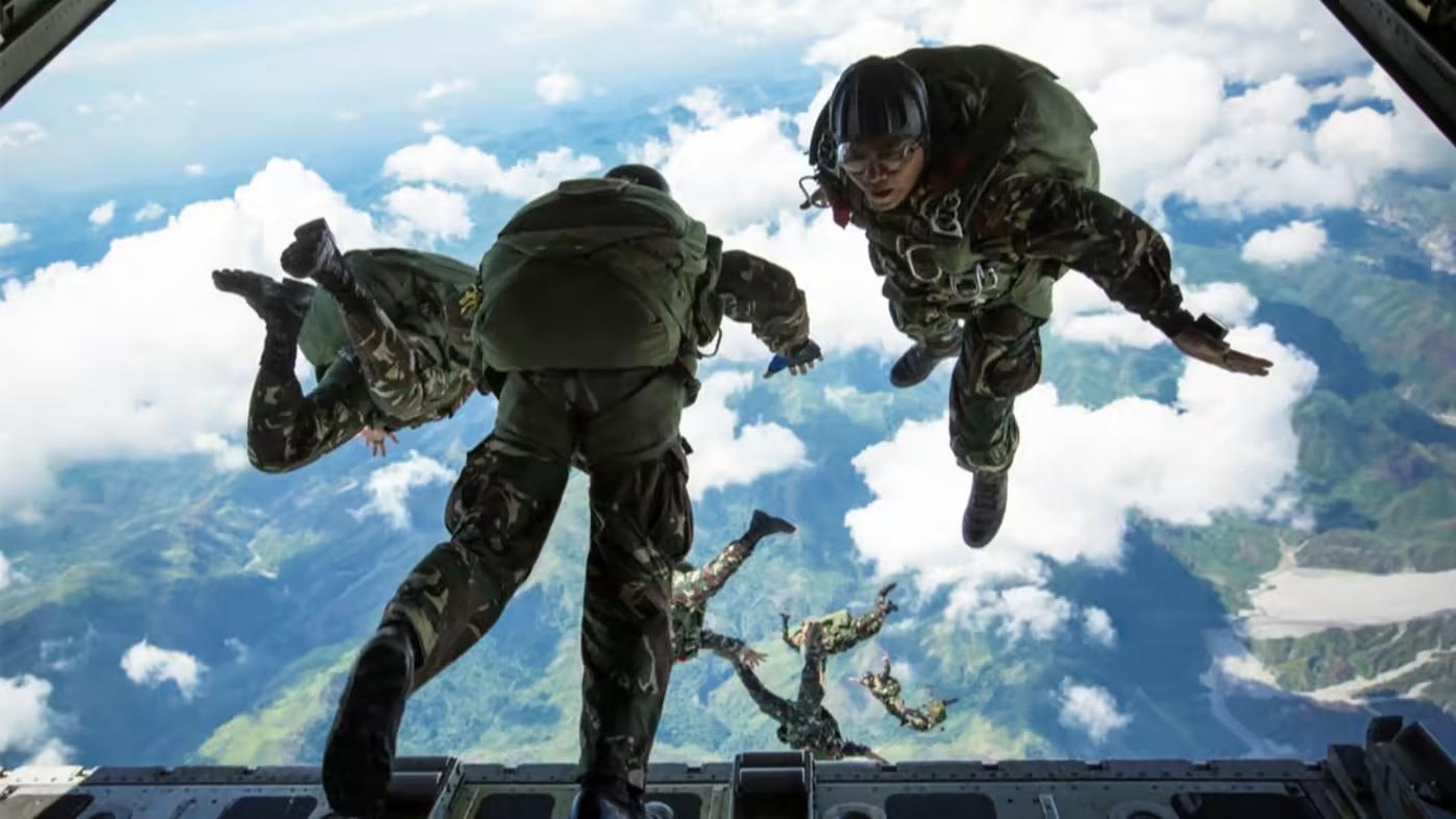 Lực lượng đặc nhiệm Philippines và Mỹ nhảy dù từ máy bay vận tải KC-130J trong một cuộc tập trận bắn đạn thật ở Philippines. Ảnh: Bộ Tư lệnh Ấn Độ Dương - Thái Bình Dương của Mỹ/Nikkei. Lực lượng đặc nhiệm Philippines và Mỹ nhảy dù từ máy bay vận tải KC-130J trong một cuộc tập trận bắn đạn thật ở Philippines. Ảnh: Bộ Tư lệnh Ấn Độ Dương - Thái Bình Dương của Mỹ/Nikkei.
