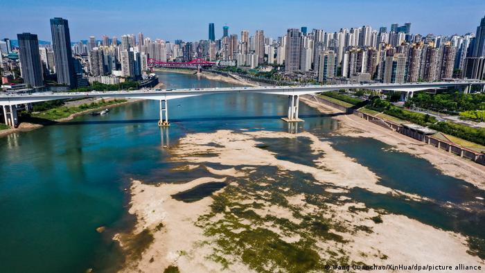 Mực nước nhiều con sông ở Trung Quốc đang xuống thấp, không ít con sông đã cạn trơ đáy. Ảnh: Xinhua. Mực nước nhiều con sông ở Trung Quốc đang xuống thấp, không ít con sông đã cạn trơ đáy. Ảnh: Xinhua.