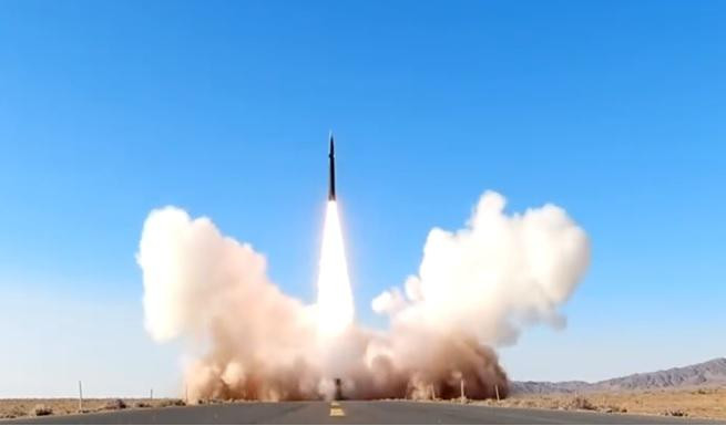 Cảnh phóng tên lửa trực tiếp từ đường cao tốc ở sa mạc. Tên lửa này giống DF-17. Ảnh: CCTV. Cảnh phóng tên lửa trực tiếp từ đường cao tốc ở sa mạc. Tên lửa này giống DF-17. Ảnh: CCTV.