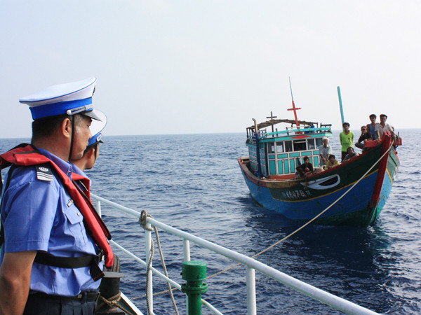 Giữa Hoàng Sa, đây là lần duy nhất tàu của Mai Phụng Lưu không treo cờ vì bị hạ, trước tàu anh là tàu ngư chính Trung Quốc đang lai dắt. Ảnh: Nam Cường . Giữa Hoàng Sa, đây là lần duy nhất tàu của Mai Phụng Lưu không treo cờ vì bị hạ, trước tàu anh là tàu ngư chính Trung Quốc đang lai dắt. Ảnh: Nam Cường
