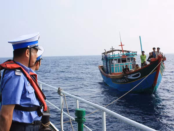 Giữa Hoàng Sa, đây là lần duy nhất tàu của Mai Phụng Lưu không treo cờ vì bị hạ, trước tàu anh là tàu ngư chính Trung Quốc đang lai dắt. Ảnh: Nam Cường 