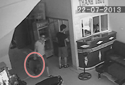 Sau khoảng 30 phút, hai người này xuống trả phòng và mang theo cả chiếc vali. Sau khoảng 30 phút, hai người này xuống trả phòng và mang theo cả chiếc vali