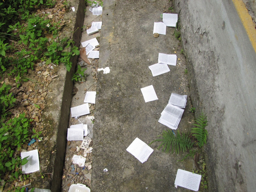 Phao thi vứt bừa bãi ngay dưới cửa sổ các phòng thi trường THPT Xuân Hòa (Phúc Yên, Vĩnh Phúc). Ảnh: Trường Phong