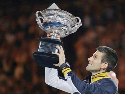 Djokovic đã có lần thứ tư nâng cao cúp vô địch Australian Open. Ảnh: AP. Djokovic đã có lần thứ tư nâng cao cúp vô địch Australian Open. Ảnh: AP