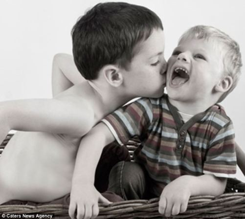 Elliot cười ngay cả khi tức giận với anh trai. Elliot cười ngay cả khi tức giận với anh trai