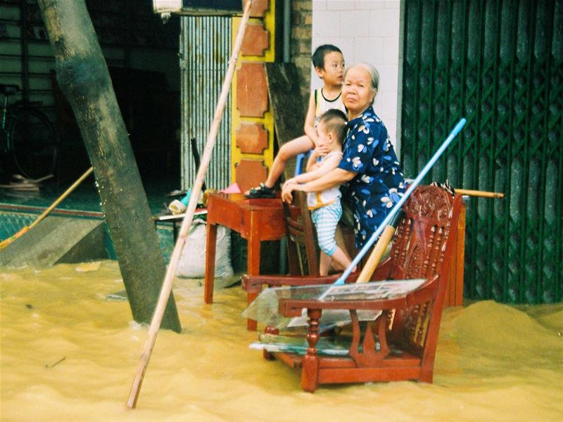 Người già và trẻ em vẫn đang phải sống trong cảnh ngập lụt. Ảnh : PV