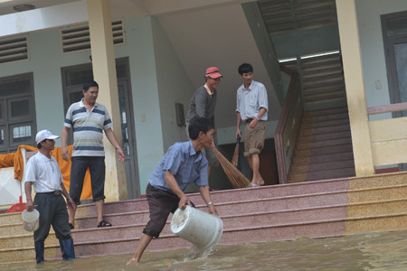 Hầu hết giáo viên vùng lũ đều được người thân và đồng nghiệp chúc mừng ngày 20.11 qua điện thoại. ảnh Việt Hương
